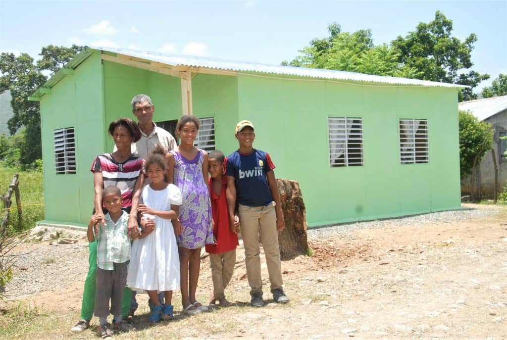 Elupina y su familia obtiene su vivienda prefabricada en alianza con FUNDASEP