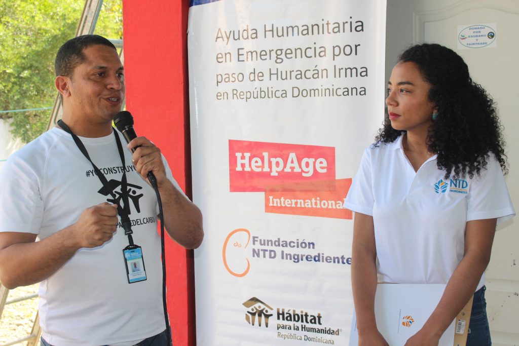 3 Roberto Moronta de Habitat y Maria Fernanda Ortega de Fundacion NTD se dirigen a los presentes