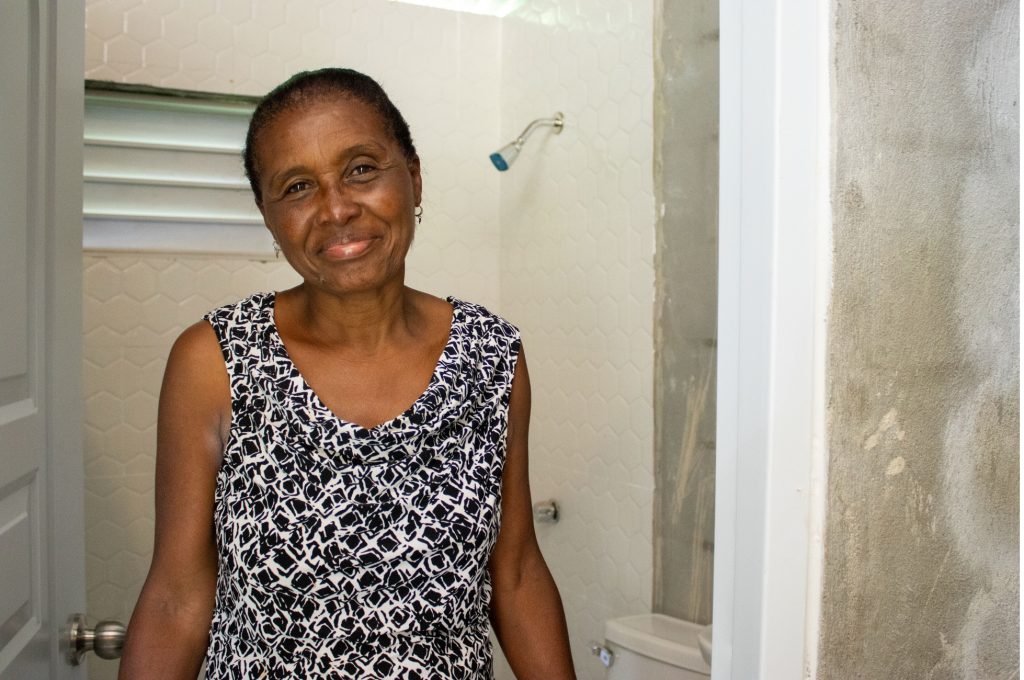 Era incómodo para ella limpiarlo, al punto que no quería hacerlo y una de sus hijas tuvo que empezar a hacerlo por ella. Además de esto Juana tiene problemas en la rodilla debido a su edad y hacer sus necesidades era una tarea difícil y dolorosa. Ahora nota un cambio real, nos dice “esto es una bendición, mi familia ahora van a querer visitarme porque es más cómodo, es mucho más fácil de limpiar, lo veo y no lo creo. 