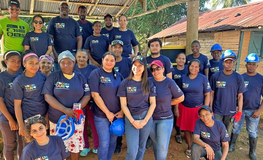 Voluntarios se unen en Sabana Grande de Boyá para ayudar a la comunidad de Los Guineos