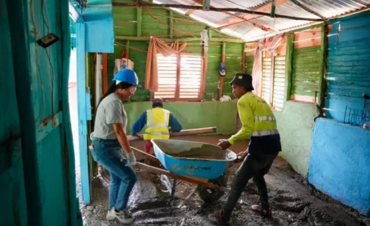 ADOCEM y Hábitat para la Humanidad llevan pisos firmes a familias dominicanas