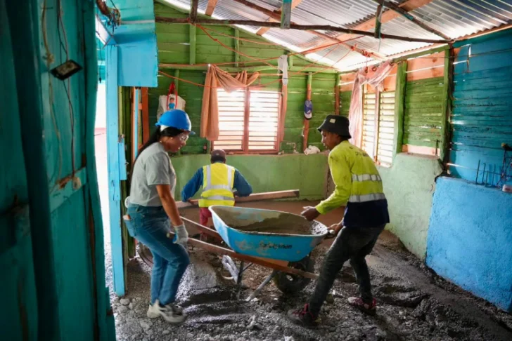 ADOCEM y Hábitat para la Humanidad llevan pisos firmes a familias dominicanas